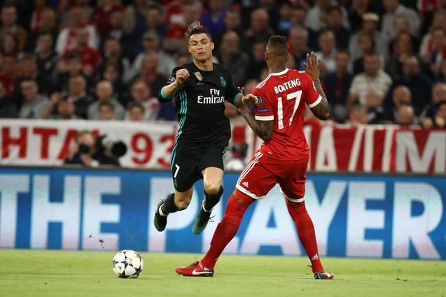 C罗在博阿滕防守下倒地