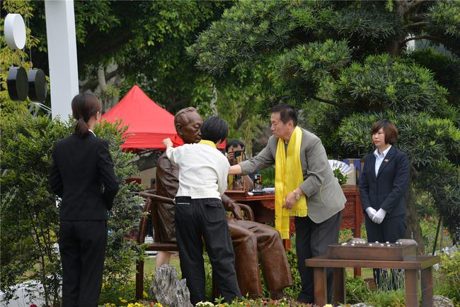 弟子擦拭吴清源铜像