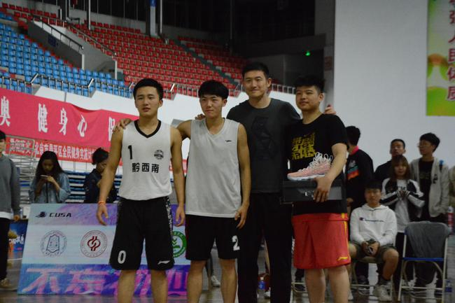 陈磊与参赛队员合影