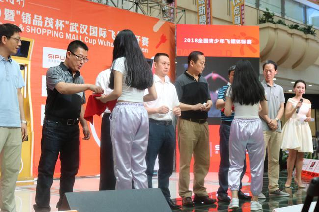 　　各领导上台“开镖”