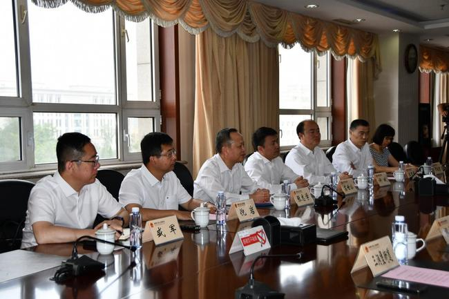 人和控股副总裁、大连足球小镇产业发展有限公司董事长苏世公（左四）