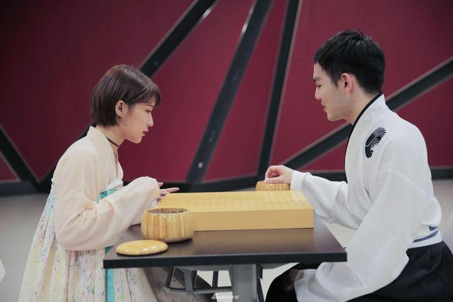 李轩豪与蜜蜂少女队韩丹身着汉服对弈