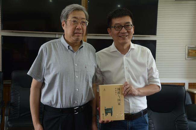 林建超主席赠送葛玉宏“围棋与国家”