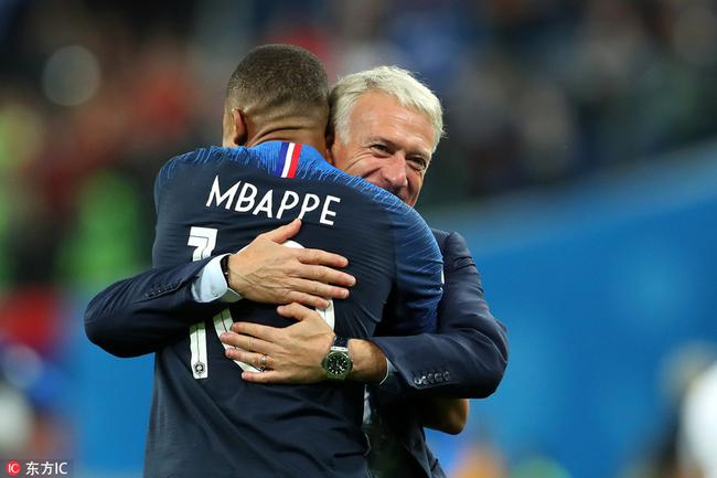 德尚与姆巴佩拥抱