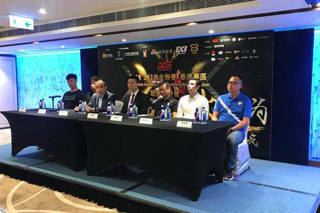 新浪体育版权与战略合作副总经理Sam Li（左3）在发布会上发言