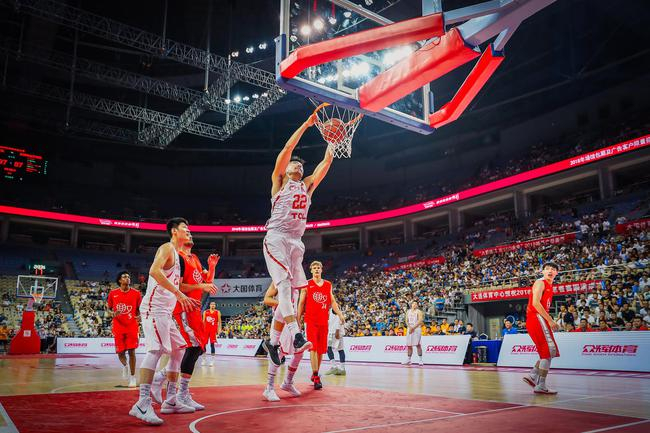 李晓旭突破上篮