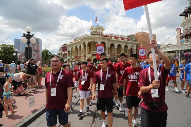 中国校园篮球战队游览迪士尼乐园