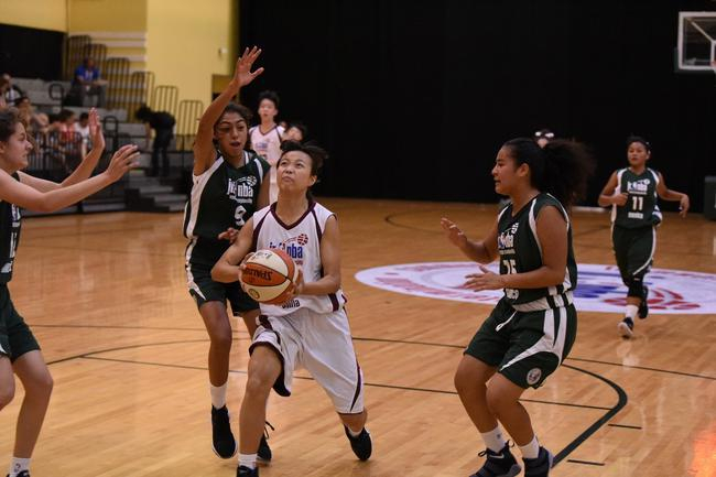 女队球员三秒区突破上篮