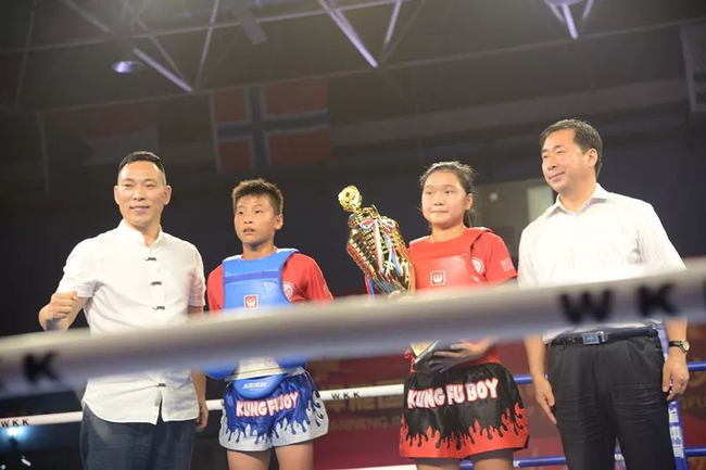 　　北京市大兴区委宣传部部长祁金利、捍能国际董事长、WKK功夫少年赛事创始人胡晋领先生为获奖选手颁奖