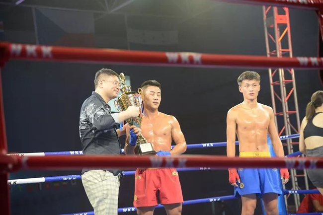 北京市文化投资集团业务拓展总经理、文化传媒产业投资人曾昭辉为获奖选手颁奖