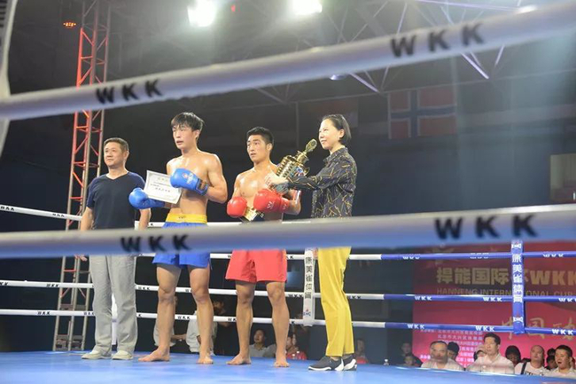北京武术院院长彭红、北京市大兴区总工会副主席施剑为获奖选手颁奖