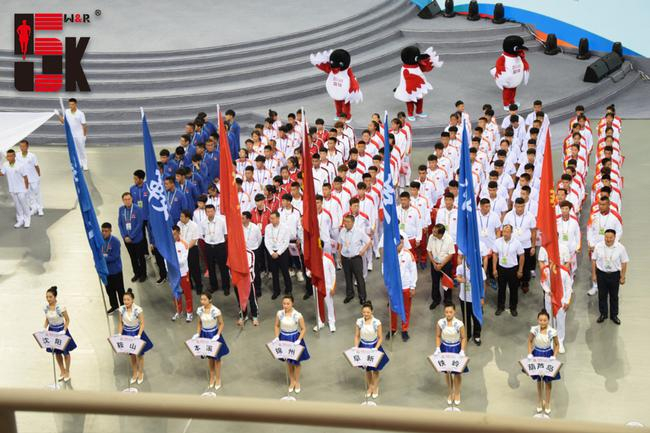 开幕式上身着建侬服装的代表队
