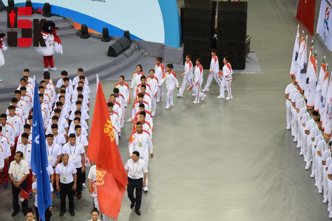 身着建侬服装的葫芦岛市代表队入场