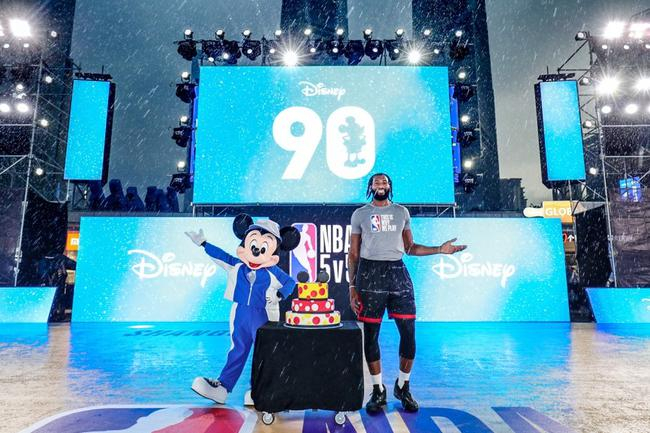 NBA球员安德烈-德拉蒙德身穿NBA Style与米奇共同见证米奇90周年90天倒数计时