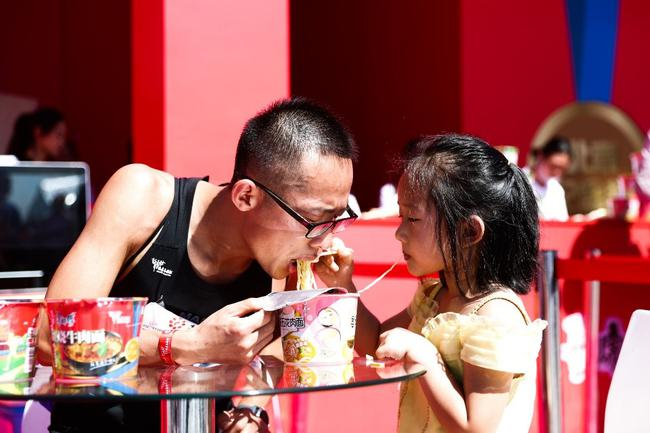 （张健完赛后与孩子一同享用面食）