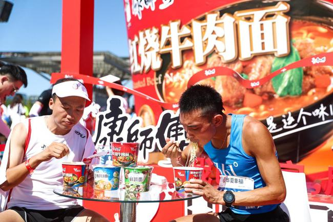 （李子成赛后吃面补充体能）