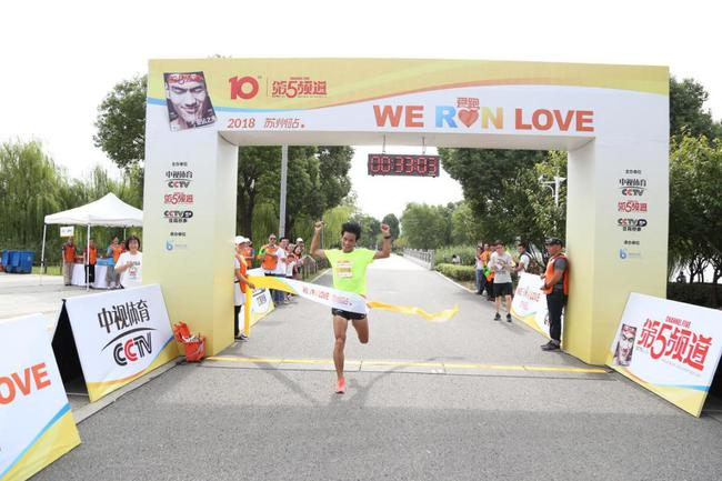  了解一下冠军冲线的标配姿势~