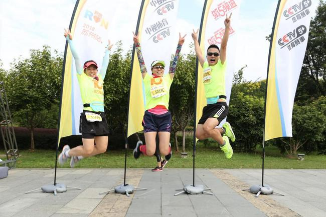 头顶万里碧空，脚下徐徐生风