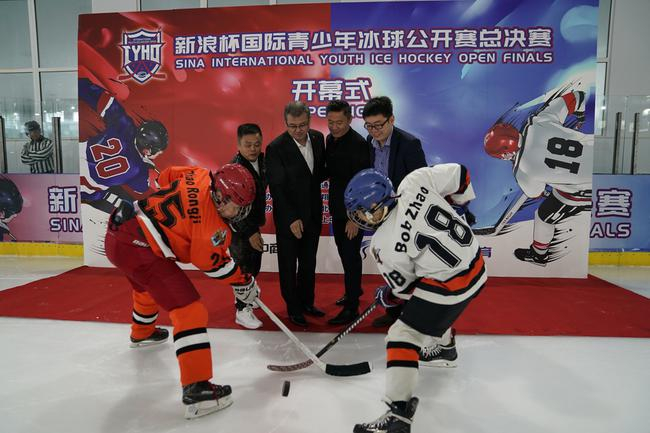 领导嘉宾为本次比赛开球