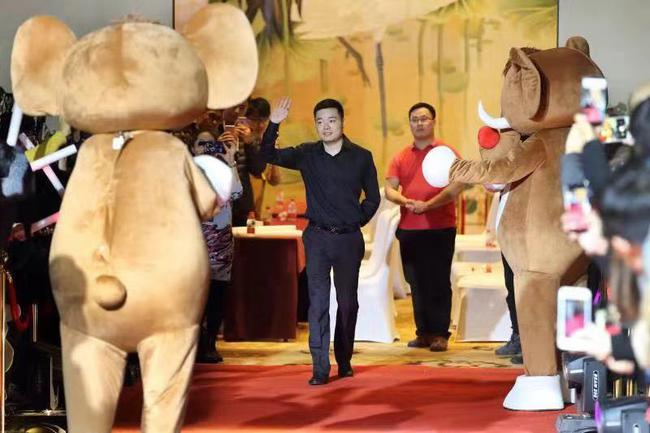 丁俊晖压轴亮相红毯