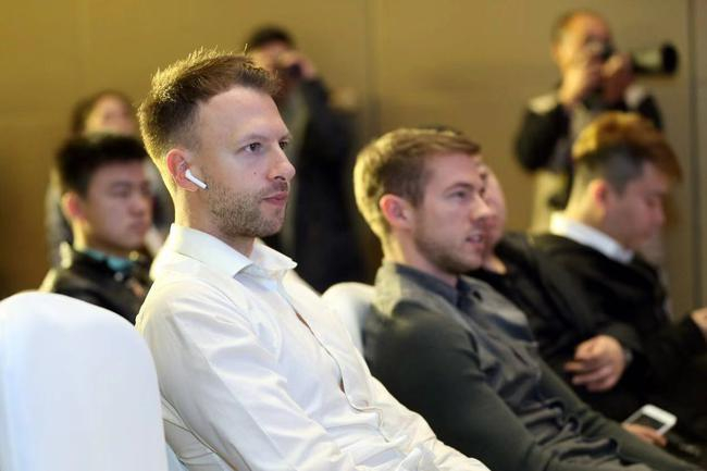 特鲁姆普出席新闻发布会