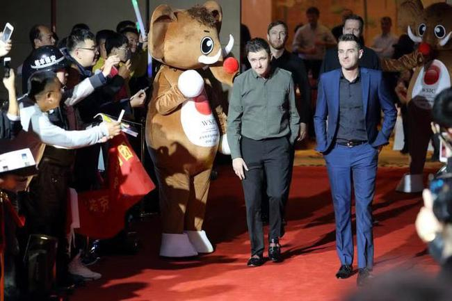 塞尔比（右）与威尔逊（左）亮相红毯