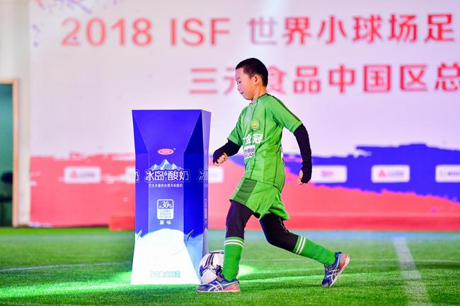 来自国安金冠足球俱乐部的小学员进行绕桩表演