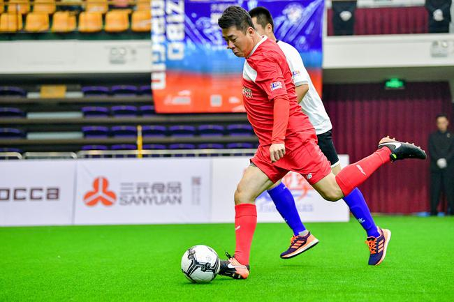 五人成军明星足球队队长曹限东拔脚怒射