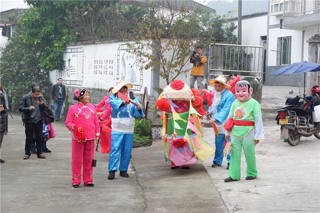 金凤镇特色舞蹈“车幺妹”