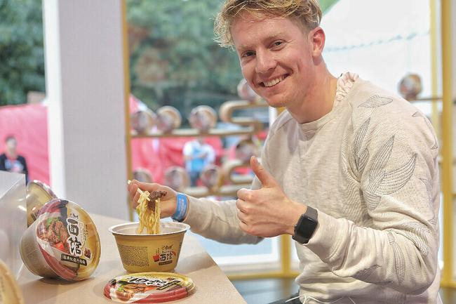 （外国跑者吃E面馆补充体能）