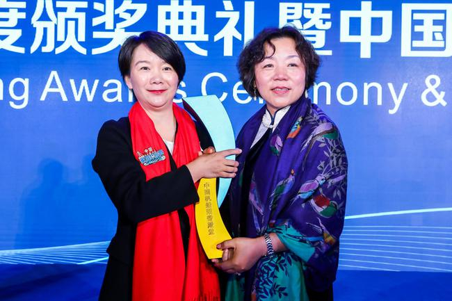 代表郭川来参加领奖的郭川妻子肖莉