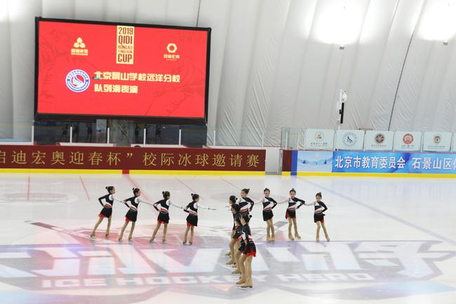 景山远洋分校带来了队列滑表演