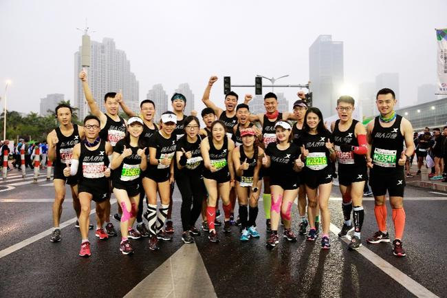 图注：厦门马拉松赛道上国人竞速闪耀