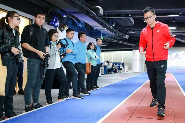 图注：张博士为媒体介绍高科技跑道的设计过程与应用