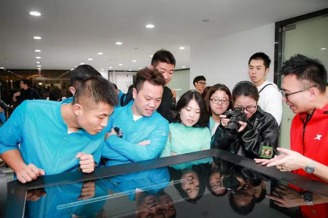 图注：张博士带领媒体参观运动科学实验室