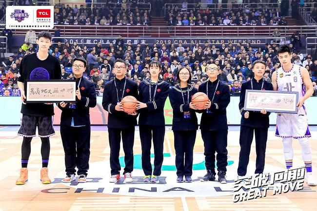 CBA全明星球员与云南大理一中“华萌班”学生代表互换礼物