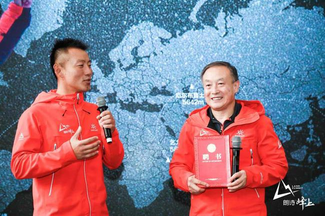 包一飞为夏伯渝老师颁发聘书