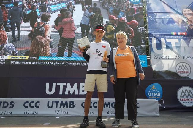 贾俄仁加（左）