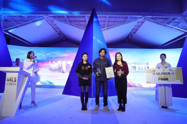 领奖者：睿境思达团队的张睿。&nbsp;颁奖嘉宾：陆立成（右二），肯道尔中国负责人；朱皓月（右四），麦潮影业副总经理。