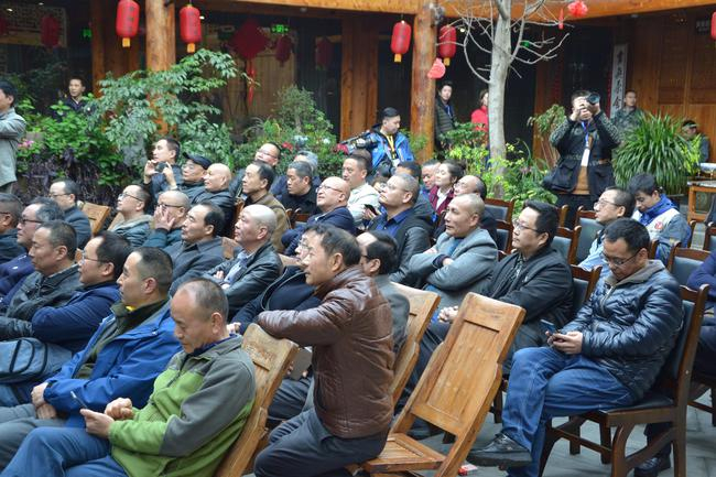 热情洋溢的当地棋迷