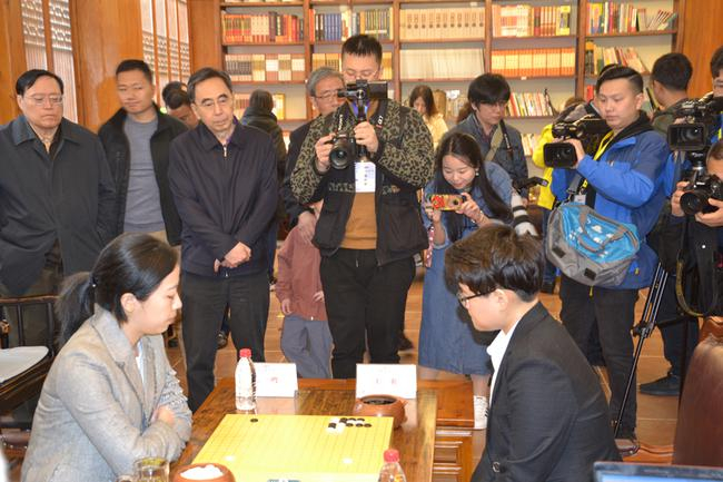 首局鏖战颇受关注