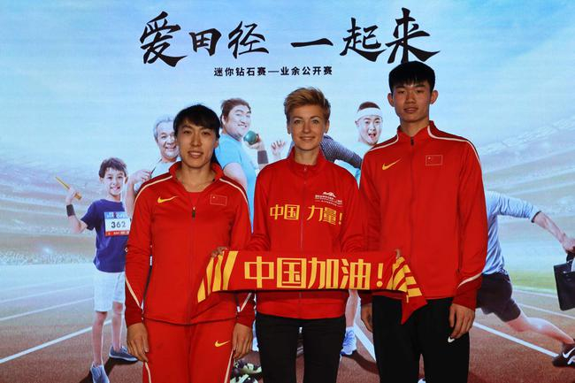 运动员代表吕会会、曾建航向“2019迷你钻石赛-业余公开赛”选手代表赠送“中国力量”纪念套装