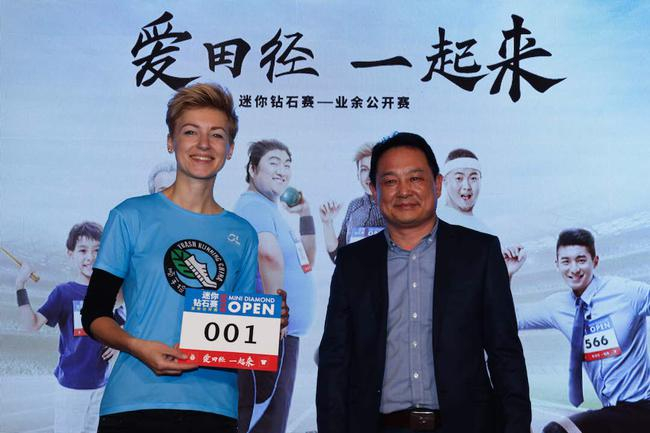 　　上海久事体育赛事运营管理有限公司总经理黄明向“2019迷你钻石赛-业余公开赛”001号选手赠送号码簿