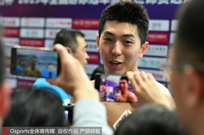 闫子贝面对媒体，一直展露着笑容。