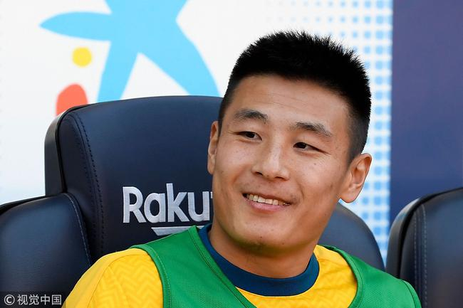 武磊进入替补席