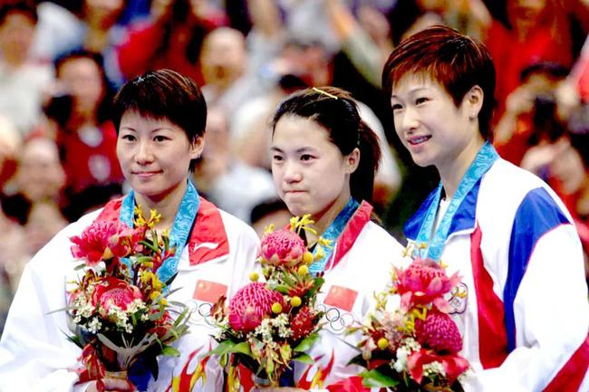 　　2000年悉尼，汉城奥运会女单冠军陈静（右一）第二次代表中国台北参赛，与王楠、李菊一起站上领奖台