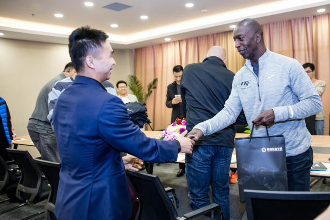 （迈克尔·约翰逊到赛普健身教练培训基地访问交流）