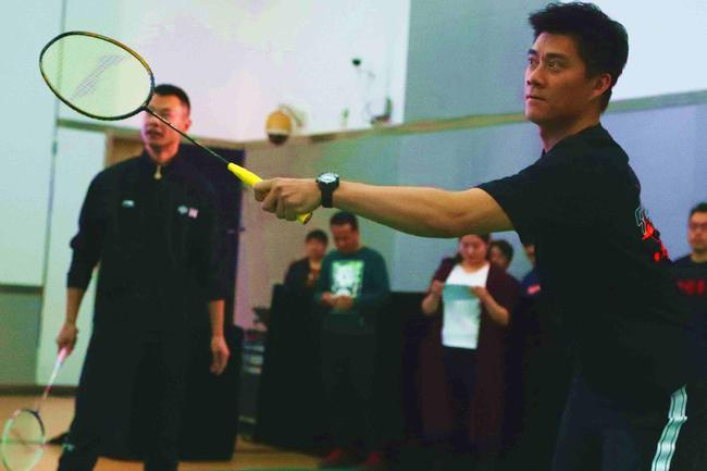 傅海峰给到场球迷和媒体示范动作