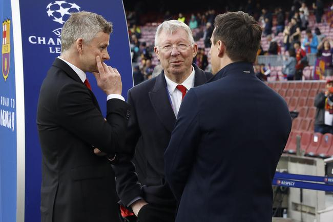 弗格森赛前同索尔斯克亚和加里-内维尔交谈