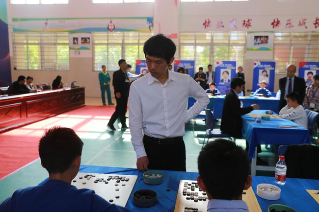 李昌镐指导小棋手